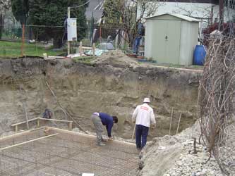 Bodenplatte Baustahlgitter auflegen und Holzschalung